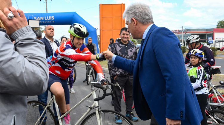 El proyecto ‘Conectando con la Neurodiversidad’ cerró el año con una bicicleteada frente a la EDIRO