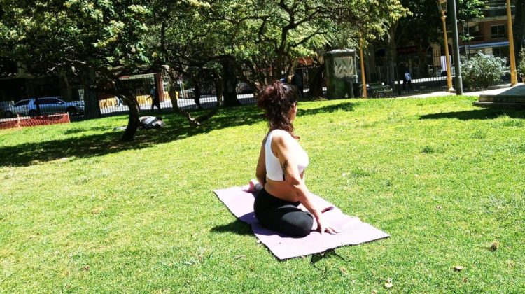 Ofrecen clases de yoga en el Parque de las Naciones