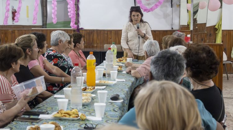 Realizaron una charla de prevención del cáncer de mama para adultos mayores