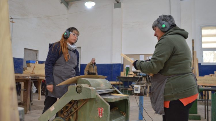 Puesta a Punto: restauran mobiliario en desuso en las escuelas