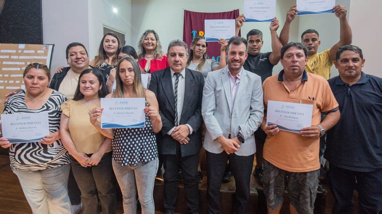 Trabajadores de una planta de reciclado aprendieron a leer y a escribir en la ULP