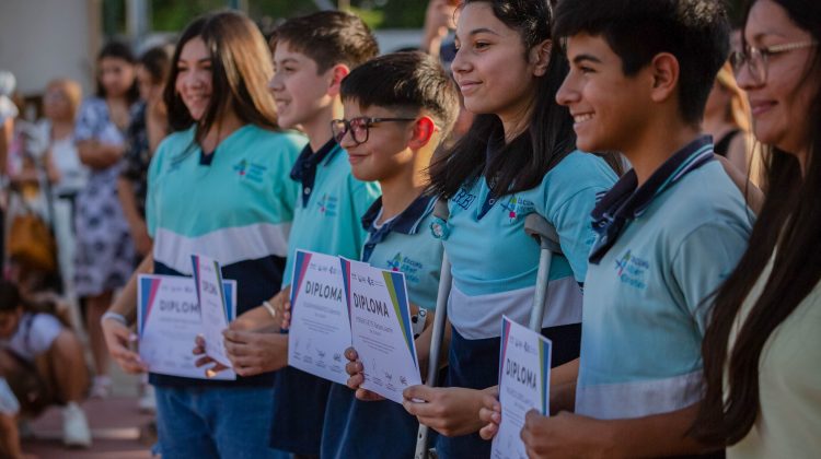 Un nuevo grupo de estudiantes completó su ciclo Inicial y Primario en la ‘Albert Einstein’