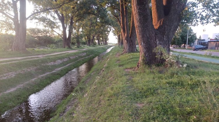 Operarios realizaron la limpieza de los canales de Villa Mercedes