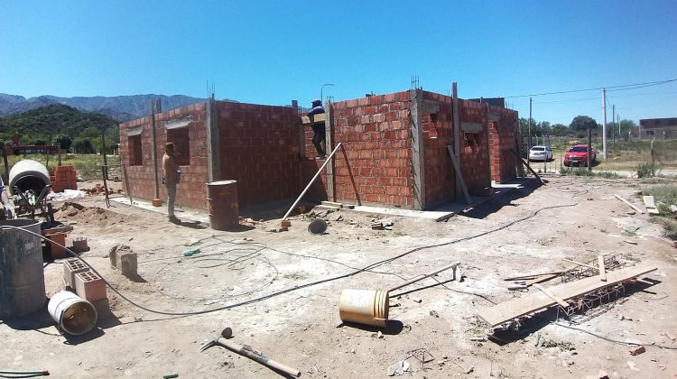 Avanzan las obras de viviendas en Villa de la Quebrada y Nogolí