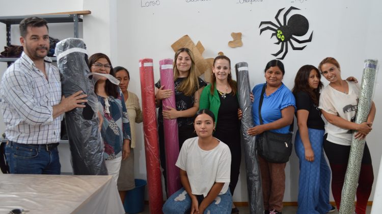 Entregaron materiales de trabajo a la cooperativa textil Inti Natura