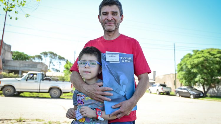 Tras 24 años, Walter Saldaña de Tilisarao recibió la escritura de su hogar