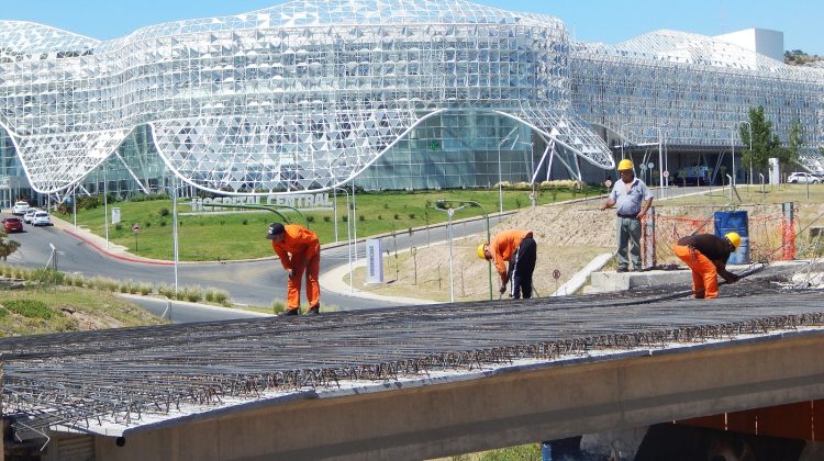 Avanza la reparación del puente ubicado frente al Hospital ‘Ramón Carrillo’