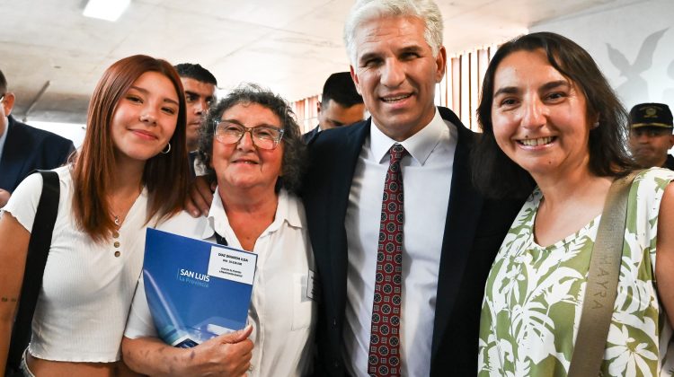 Poggi entregó una nueva tanda de escrituras a vecinos de la Costa de los Comechingones