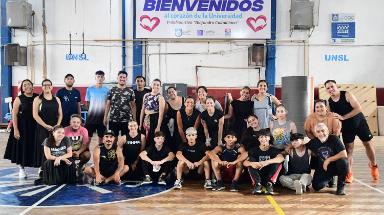 La delegación que irá a Cosquín ensaya en el polideportivo de la UNSL