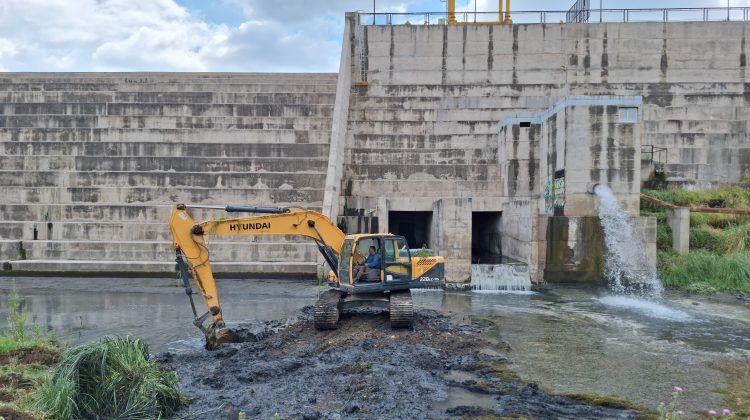 Trabajan en la limpieza aguas abajo del embalse La Estrechura