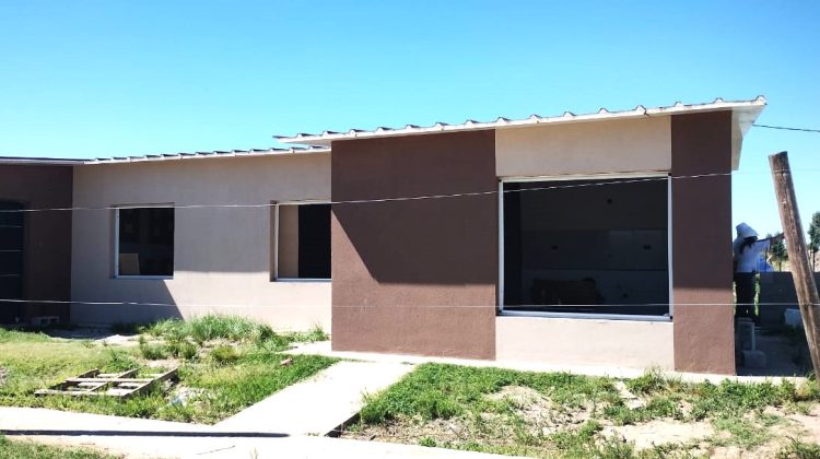 Iniciaron la colocación de cerámicos y la ejecución de detalles en viviendas de Villa Mercedes