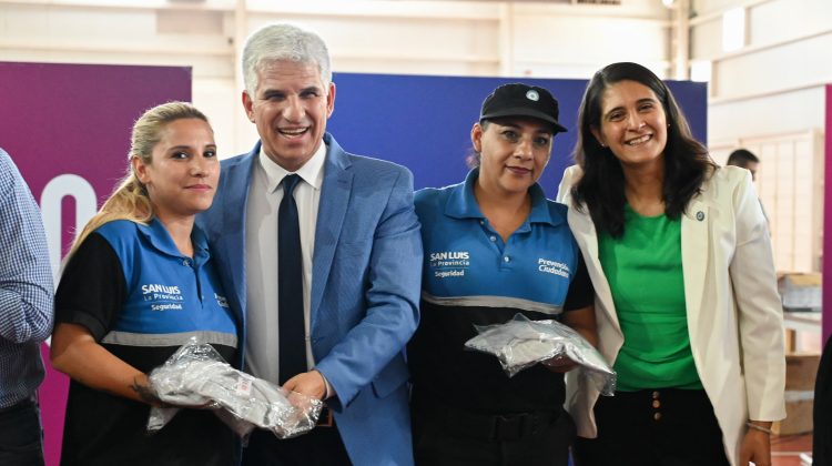 Poggi entregó uniformes de verano a más preventores de la ciudad de San Luis