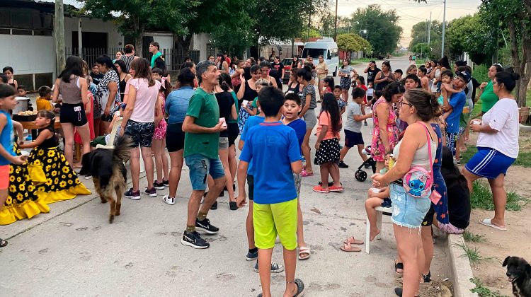 Los vecinos del barrio El Criollo festejaron la llegada de los Reyes Magos