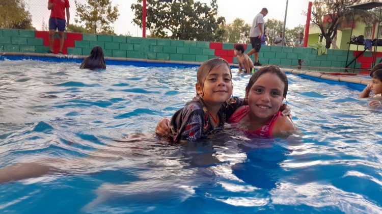 Alegría de los vecinos por la reapertura de la pileta en Zanjitas