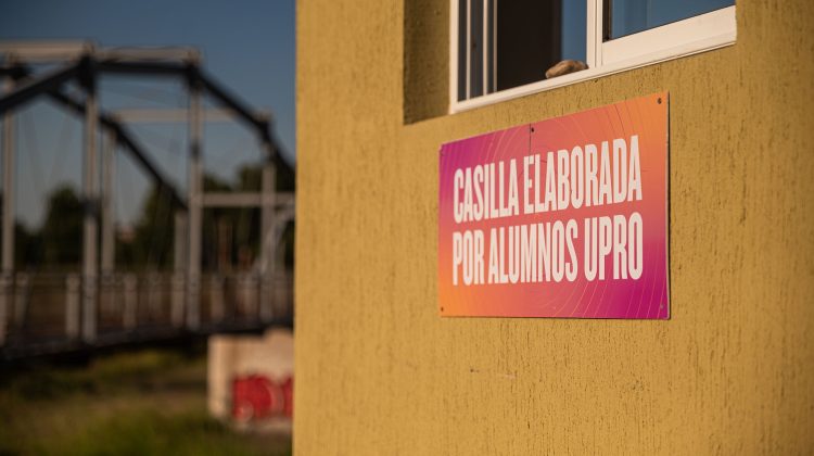 Estudiantes de la UPrO construyeron una garita de seguridad para el parque Espejos de Agua