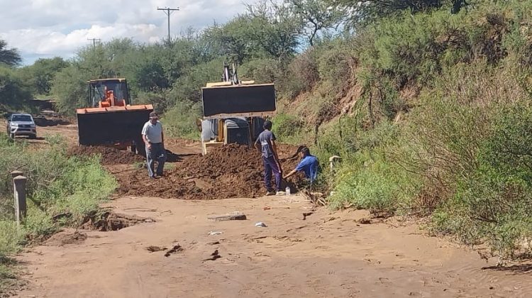 Vialidad Provincial repara caminos dañados por las lluvias en Donovan y Juan W. Gez