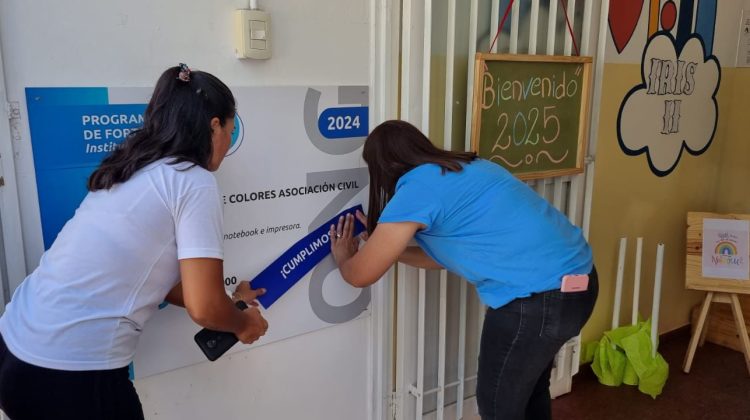 La cooperadora ‘Arco de Colores’ colocó el cartel de ‘Cumplimos’ del primer proyecto social