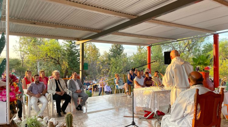 La asociación ‘Virgen de Lourdes’ colocó el cartel de ‘Cumplimos’ en la gruta de San Francisco