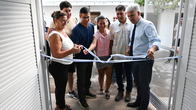 El Gobernador inauguró una fábrica de quesos