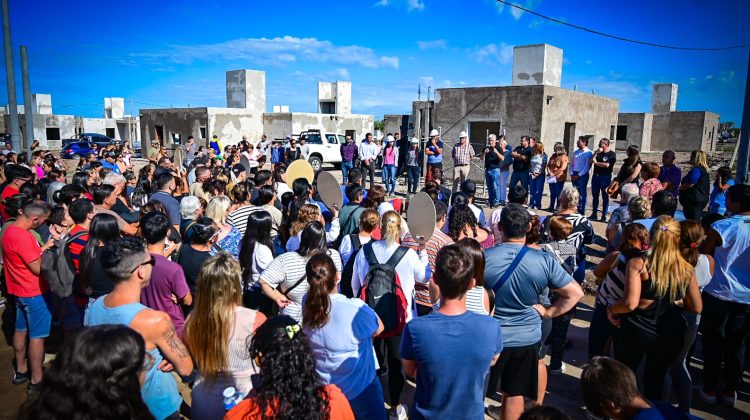 Ladrillo a ladrillo: Poggi vio junto a vecinos el avance de las viviendas en San Luis