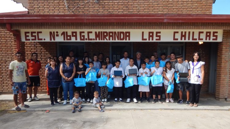 Estudiantes del paraje Las Chilcas volvieron a la escuela con sus compus, libros y nuevos proyectos