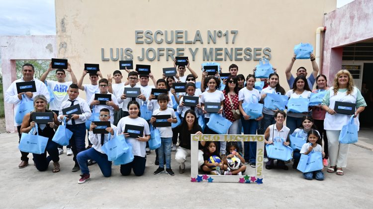 Con las salinas de fondo, los niños de la Escuela N°17 ‘Luis Jofré y Meneses’ volvieron a las aulas