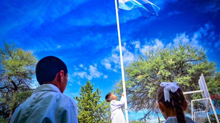 Con el izamiento de la Bandera, estudiantes del paraje Cabeza de Novillo iniciaron el año escolar