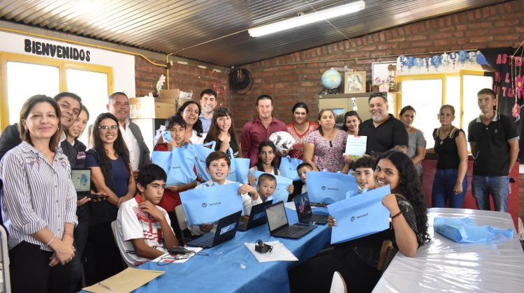 La comunidad educativa del paraje Lomas Blancas sumó nuevas herramientas para el aprendizaje