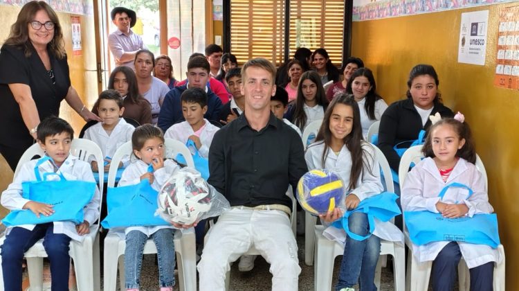 Los chicos de la escuela de Paso del Rey recorren a diario más de 14 kilómetros para estudiar