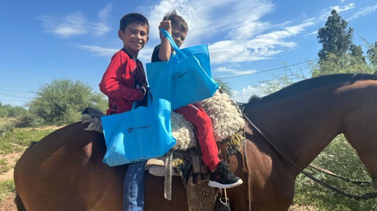 A caballo, a pie o como sea, el paraje Las Lagunitas volvió a las aulas con alegría