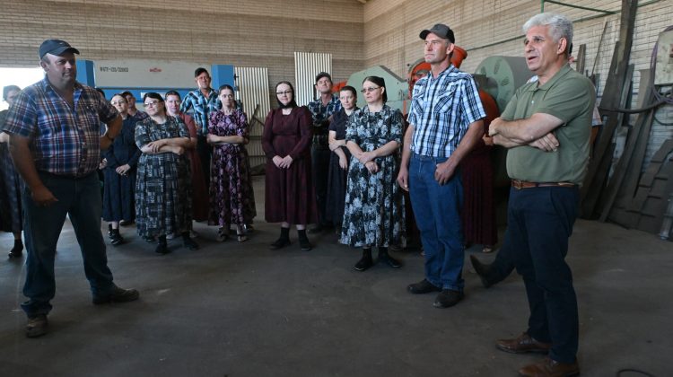 El gobernador Poggi visitó a la comunidad menonita en su reducto agroindustrial