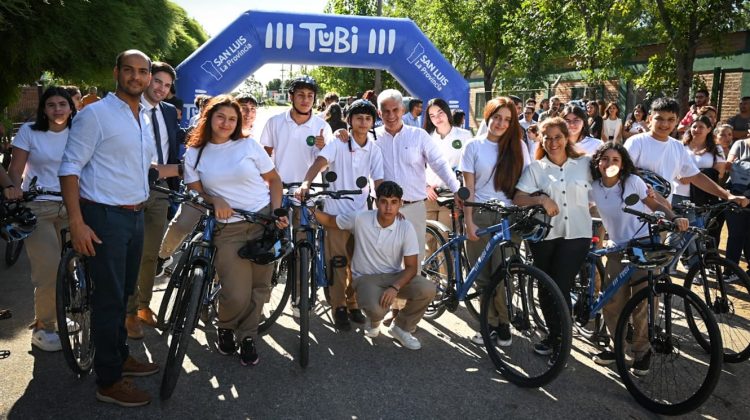 Los estudiantes de Fraga fueron los primeros en recibir sus bicicletas