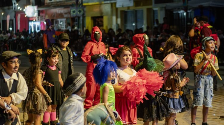 Con música, comparsas y espuma en el aire, Quines cerró sus Carnavales 2025