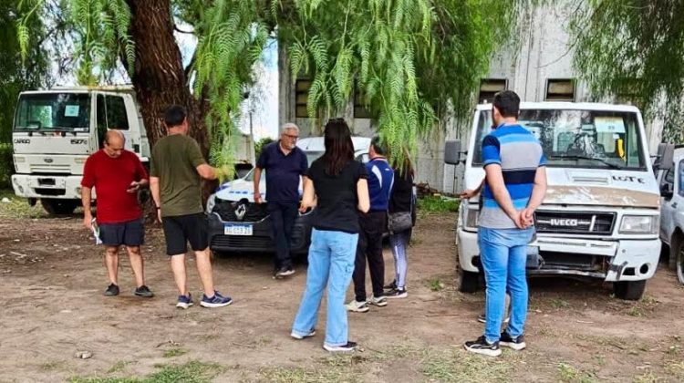 Expectativa por el remate: gran concurrencia para ver los vehículos del Parque Automotor