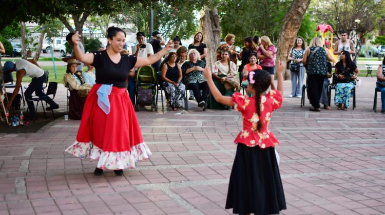 Con arte y emoción, las mujeres compartieron sus reflexiones en la Plaza Independencia