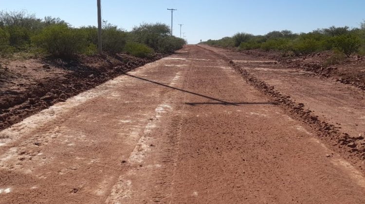 Las máquinas de Vialidad Provincial trabajaron en los parajes Santa Martina y Naranjo Esquino