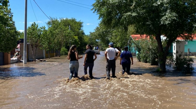 El Gobierno asiste a los vecinos de Lafinur y Los Cajones por la crecida del río