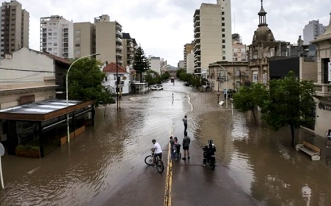 La Provincia enviará a Bahía Blanca cuatro camiones con colchones y alimentos no perecederos