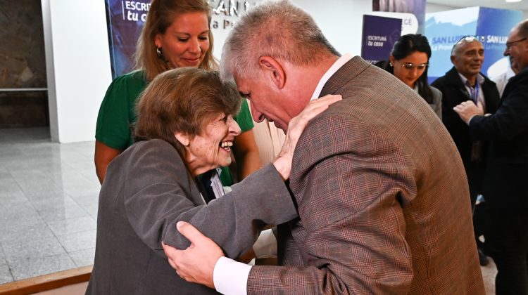 El Gobernador repartió una nueva tanda de escrituras a familias de San Luis y Juana Koslay