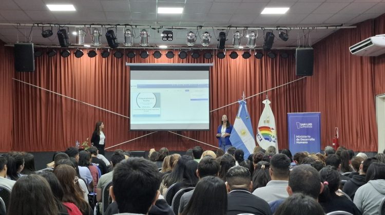 Con el auditorio lleno comenzó la capacitación docente en cooperativismo 