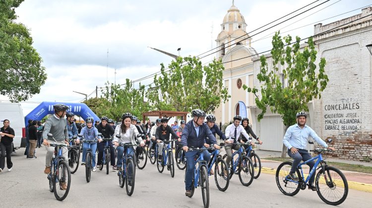 Masiva entrega de bicicleta para alumnos secundarios en Quines