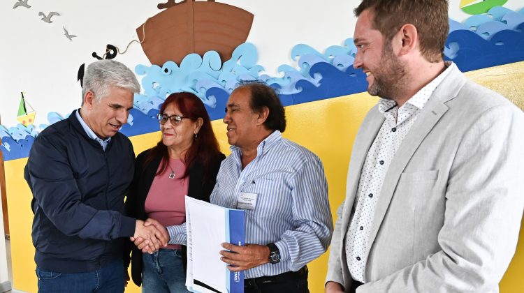 El Gobernador les entregó a tres familias de Candelaria la escritura de sus hogares