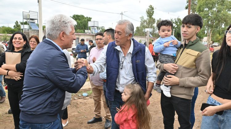 Doce familias de Quines visitaron su futuro hogar junto al Gobernador