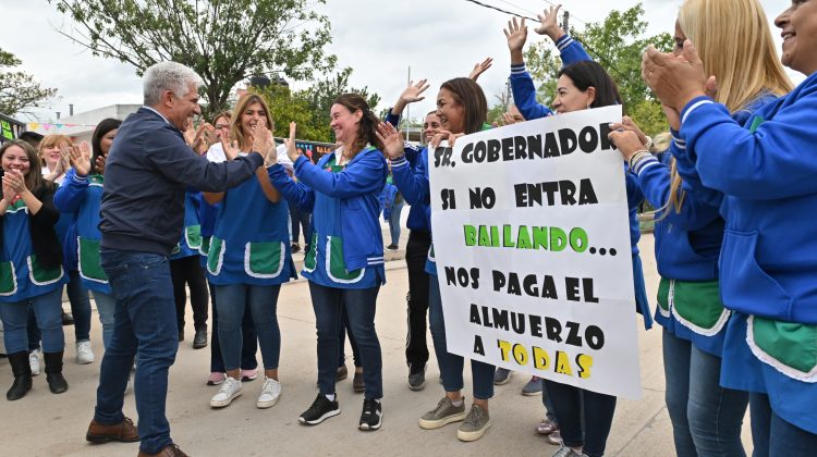 El Gobernador tuvo un afectuoso recibimiento en una escuela de Quines