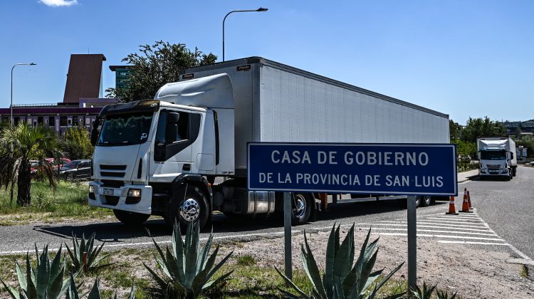 Partieron desde San Luis hacia Bahía Blanca dos camiones con alimentos, agua y colchones