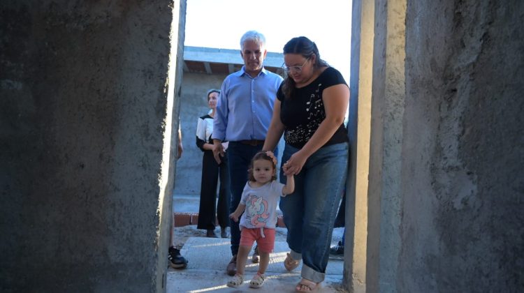 El Gobernador recorrió la obra de viviendas en Tilisarao junto a los próximos adjudicatarios