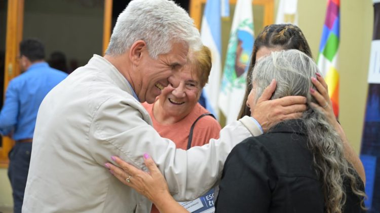 Cinco familias de Naschel son oficialmente los propietarios de sus viviendas