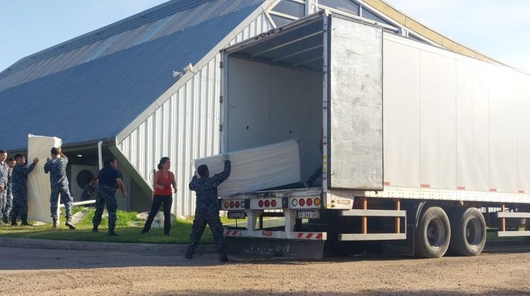 Llegaron a Bahía Blanca los camiones que la Provincia envió con colchones, agua y alimentos