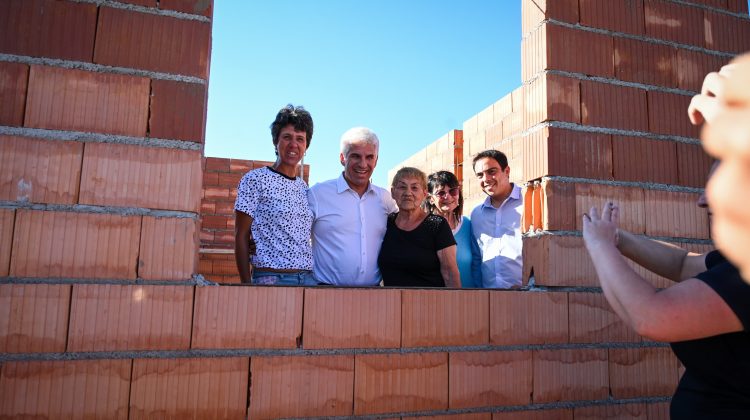 Junto a las familias de La Toma, el Gobernador inspeccionó el avance de las viviendas