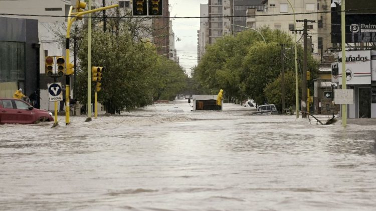 La Provincia enviará a Bahía Blanca cuatro camiones con colchones y alimentos no perecederos